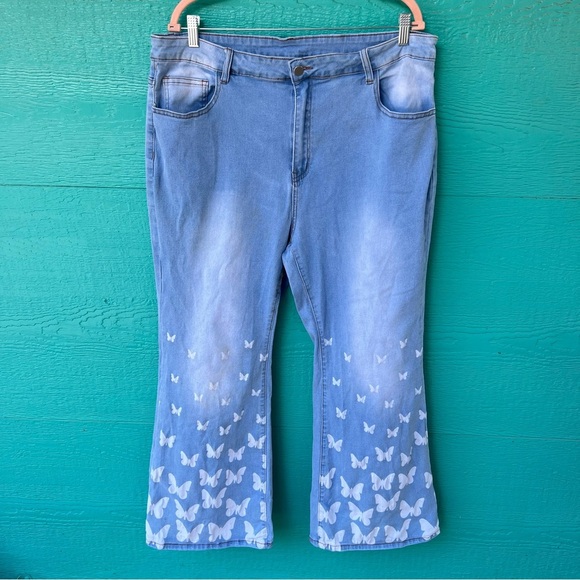 STRETCHY LIGHT WASH FLARE JEANS BUTTERFLY PRINT ON BOTTOM LEG SIZE 4X - Picture 2 of 8